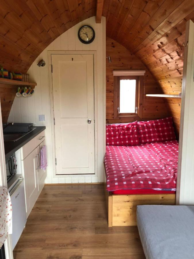 The Rainbow Pod Villa Milltown Malbay Bagian luar foto