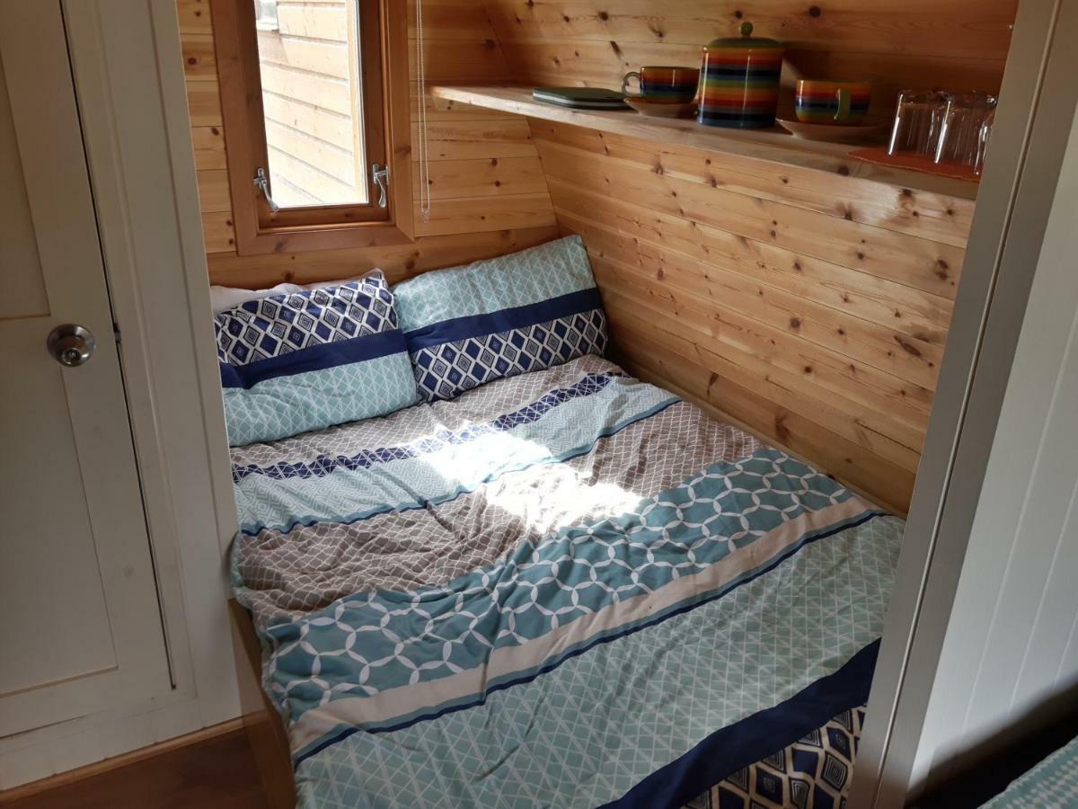 The Rainbow Pod Villa Milltown Malbay Bagian luar foto